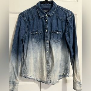 American Eagle button/clip down with collar. Ombré color. Size L.